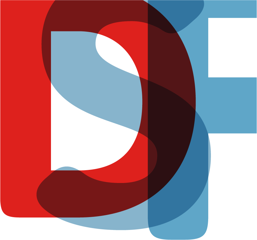 Das Bild zeigt die Großbuchstaben „D", „S" und „F". Der Buchstabe „D" ist rot, während „S" und „F" in Hellblau gestaltet sind. Die Buchstaben überlappen sich teilweise, wodurch dunklere Farbtöne entstehen. Unten links steht der rote Text „Vielfältige Herzensangelegenheiten." Darunter zeigt ein dünner roter Pfeil nach rechts mit dem Wort „Social".